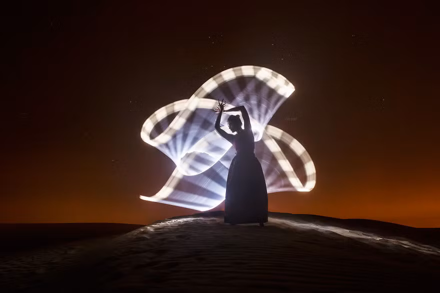 Kỹ thuật vẽ tranh bằng ánh sáng - Light Painting là kỹ thuật nhiếp ảnh chụp với thời gian phơi sáng dài của máy ảnh đối với những nguồn sáng (đèn pin, đèn LED, vật phát sáng…) được vẽ ở không gian tối. Nguồn: Bored Panda