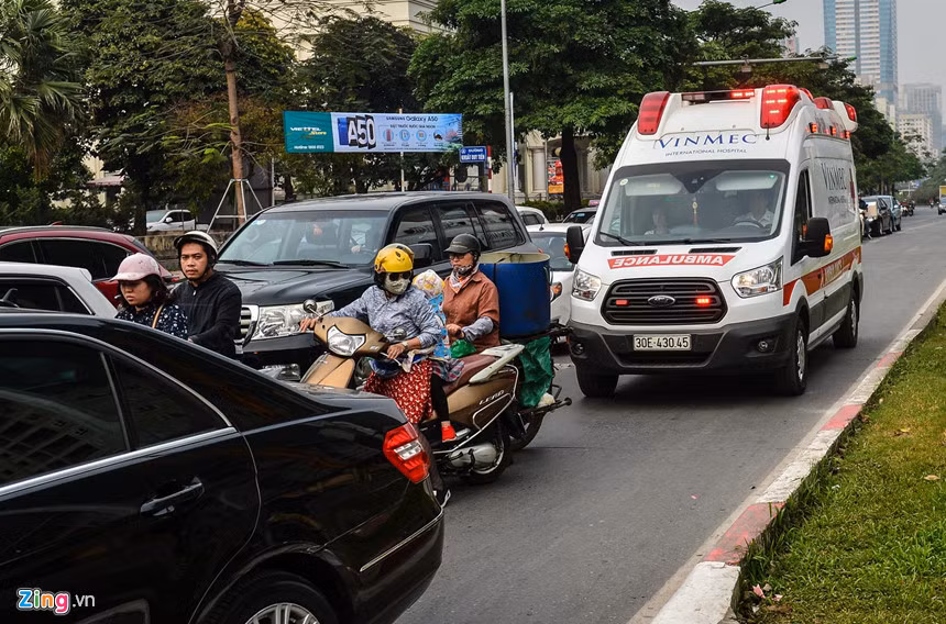 Xe cứu thương đang hú còi khẩn cấp, chạy trong làn của xe buýt nhanh cũng khó lòng di chuyển khi các phương tiện khác dừng đèn đỏ tràn sang.
