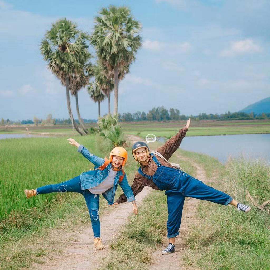 Hình ảnh 7 cây thốt nốt hiện lên nổi bật giữa cánh đồng lúa xanh rì, thu hút giới đam mê xê dịch bởi tạo khối vừa thú vị, lại không kém phần lãng mạn. Ảnh: Toi la tuong.