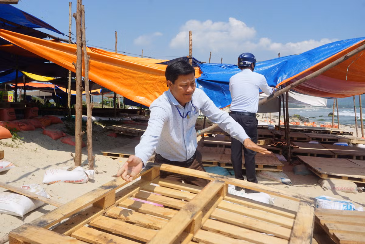Theo ghi nhận của PV Kiến thức, nơi đây có hàng chục lều tạm được người dân tự ý dựng lên phục vụ du khách.