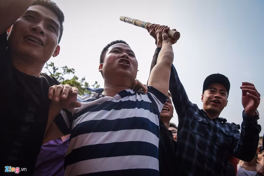 Sau nửa giờ giành giật khốc liệt, cây bông thứ 2 trong lễ hội cướp câu bông cũng đã có chủ.
