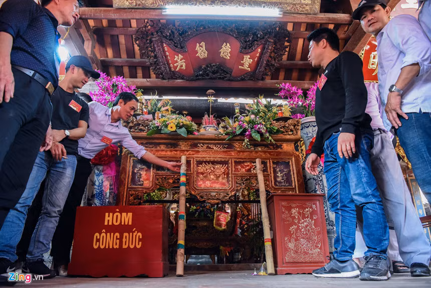 Hai cây bông được làm từ một đoạn tre dài hơn 1 m, có 5 đốt thuộc cung ngũ phúc rồi vót bông trắng tinh, cuốn xù từng gióng sau đó lấy giấy gắn lại và tua thêm cho đẹp. Tre được chọn lấy bông phải là cây tre có đủ ngọn, lá. Thân tre phải thẳng và xanh óng ả.
