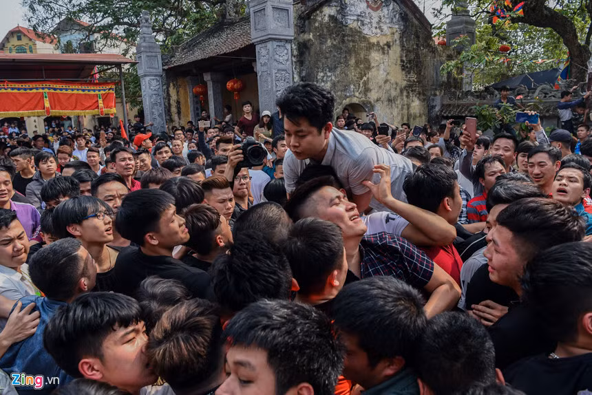 Ngay khi cây bông được chủ tế mang ra khỏi đình, hàng trăm thanh niên lao vào tranh cướp, giằng bông trên khoảng sân rộng chừng 300 m2.