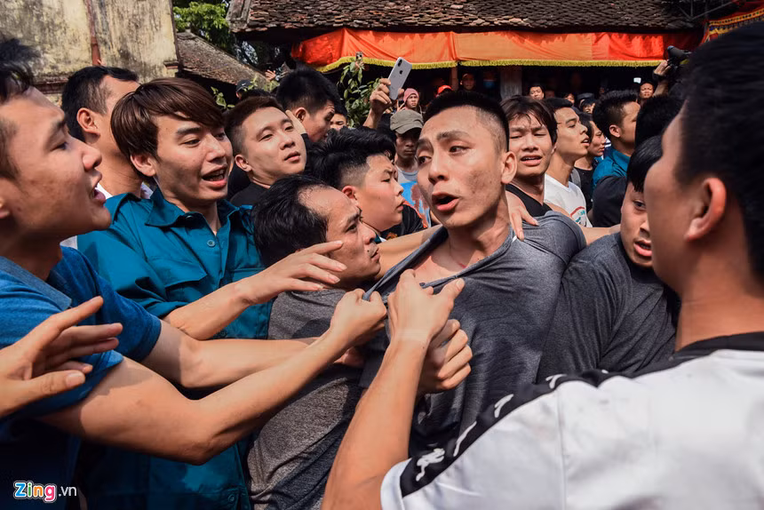 Rất nhiều tình huống va chạm đã xảy ra giữa các nhóm thanh niên khiến lực lượng công an, dân phòng và ban tổ chức phải can thiệp và ngăn cản những hành vi quá khích.