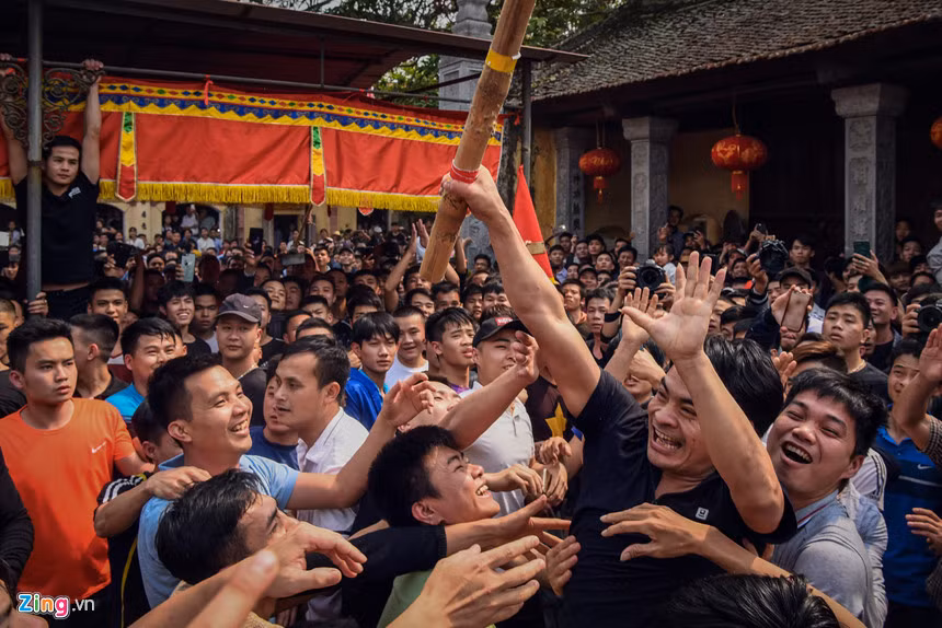 Khoảng gần 1 giờ tranh cướp, cây bông đầu tiên đã có chủ. Theo quan niệm ở lễ hội cướp cây bông, ai sẽ hoặc đang có gia đình mà giằng được cây bông thì năm đó sẽ sinh được con trai, gia đình gặp nhiều may mắn.