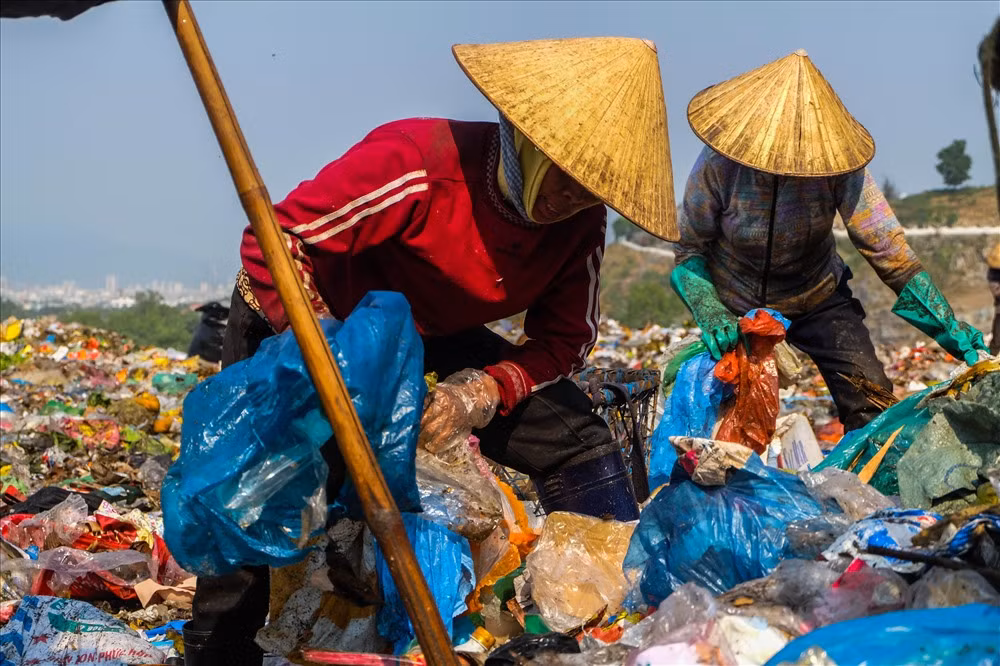 Phải thuyết phục khoảng thời gian khá lâu thì một người phụ nữ lớn tuổi, có thân hình nhỏ, nước da đen sạm vì cháy nắng mới đồng ý cho chúng tôi biết tên là Thanh năm nay gần 60 tuổi. Bà Thanh tâm sự, trước đây bà làm ở xí nghiệp lâm sản, thế nhưng vì không có sức khỏe nên đã nghỉ việc và từ đó đến đây bà đã “gắn bó” hơn 10 năm ở bãi rác Khánh Sơn để mưu sinh qua ngày. 