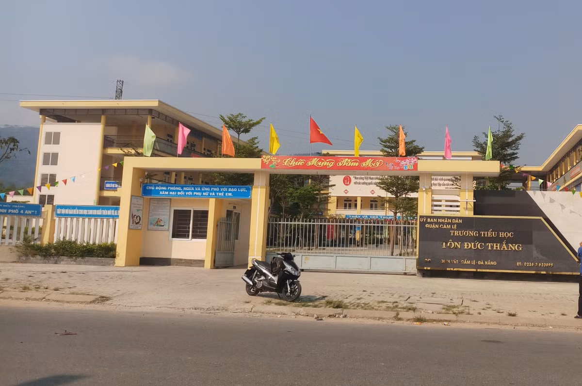 Phụ huynh 'tố' cô giáo đánh con bầm tím trong giờ học - Hình 2 Phu huynh 'to' co giao danh con bam tim trong gio hoc-Hinh-2
