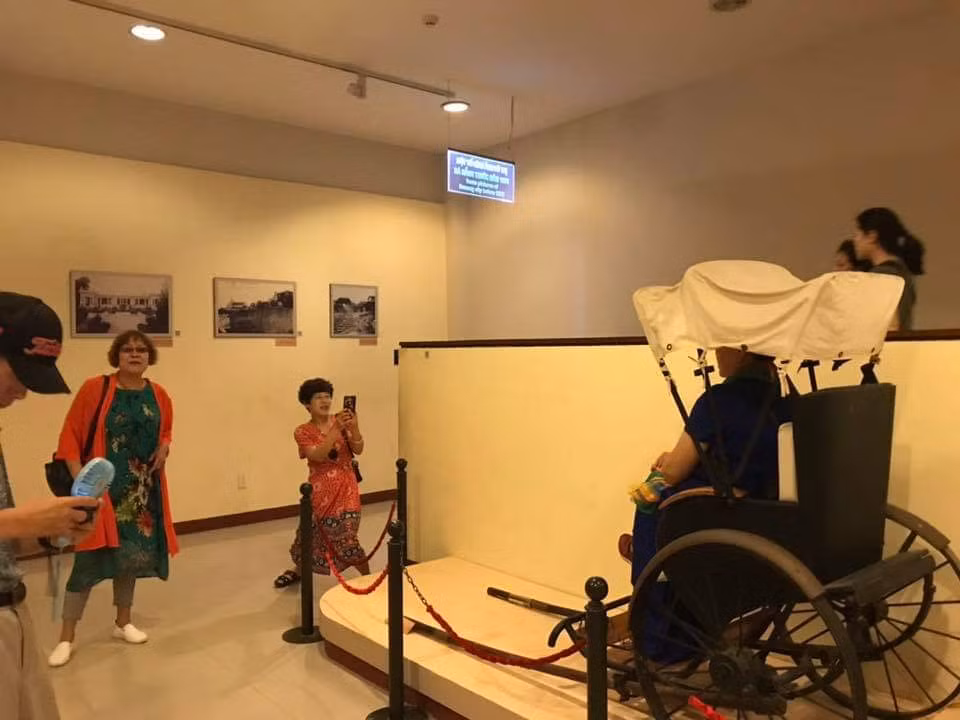 Du khách Trung Quốc tự ý ngồi lên xe trưng bày ở bảo tàng Du khach Trung Quoc tu y ngoi len xe trung bay o bao tang