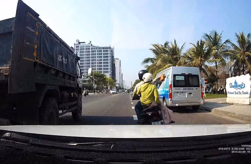 Thanh nien di xe may nem gach vo kinh xe tai khai gi?