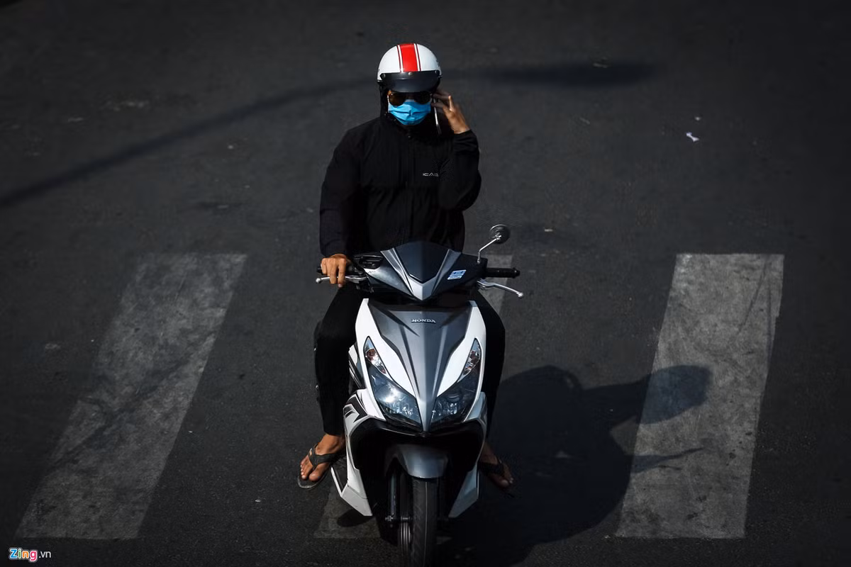 Nam giới cũng chống nắng nhưng đơn giản hơn phụ nữ. Đối với nam giới, hình thức chống nắng có phần đơn giản hơn. Nhiều người chỉ đơn thuần mang khẩu trang, mặc áo khoác, quần dài là đủ để ra đường.