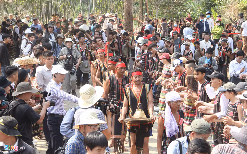 Lễ hội thu hút hàng trăm du khách cùng người dân trong làng tham gia.