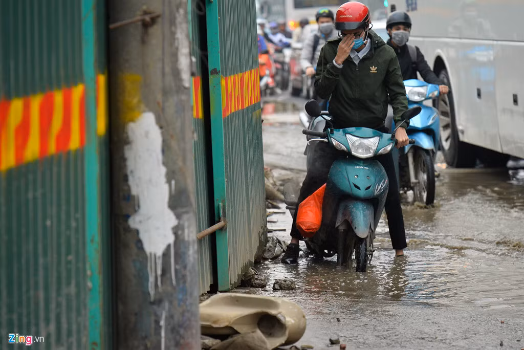 Có người bị mất đà, buộc phải chống chân xuống vũng nước để giữ thăng bằng.