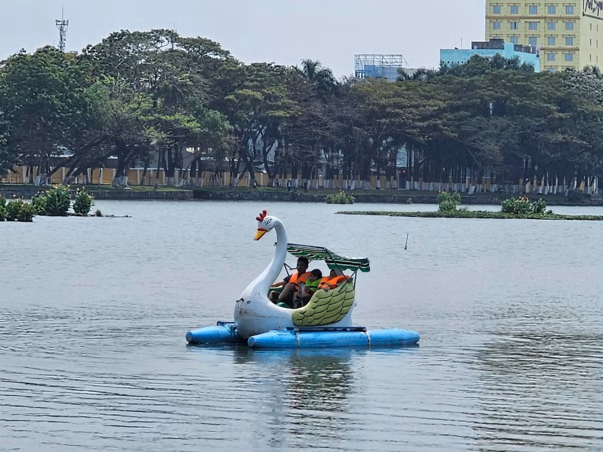 Lý do là bùn nạo vét ở lòng hồ không đủ điều kiện quy định để nhận chìm. Bùn này cũng không thể mang đổ ở bãi rác Khánh Sơn.