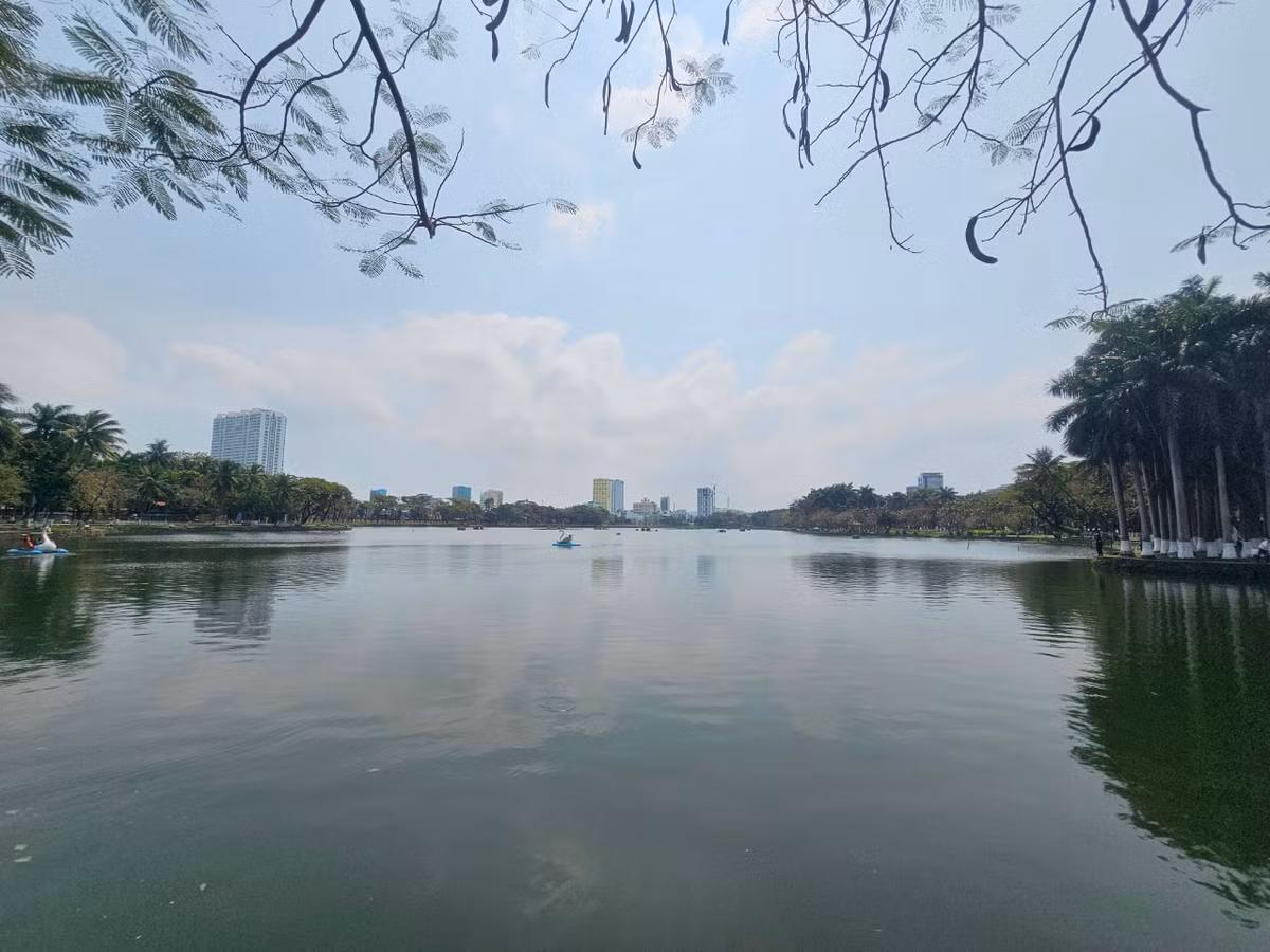 Tuy nhiên, đến nay các đơn vị chức năng vẫn đang loay hoay chưa tìm được bãi thải để đổ hàng trăm ngàn khối bùn nạo vét từ lòng hồ công viên.