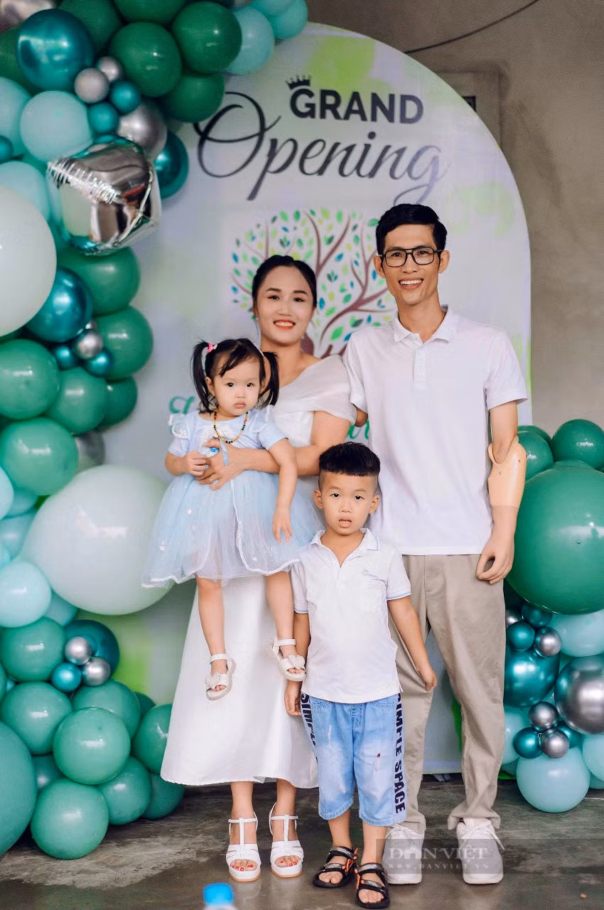 Bên cạnh chăm sóc cây cảnh tại khu vườn nhỏ, Sỹ cũng dành thời gian nghiên cứu thêm tài liệu, kiến thức chuyên sâu về cây trồng từ mạng internet để đảm nhận thêm dịch vụ thiết kế cảnh quan sân vườn, tư vấn, bảo dưỡng cây cảnh.