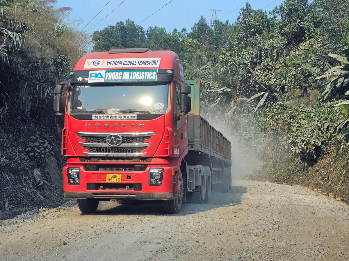 Một xe tải đang ì ạch bò trên Quốc lộ.