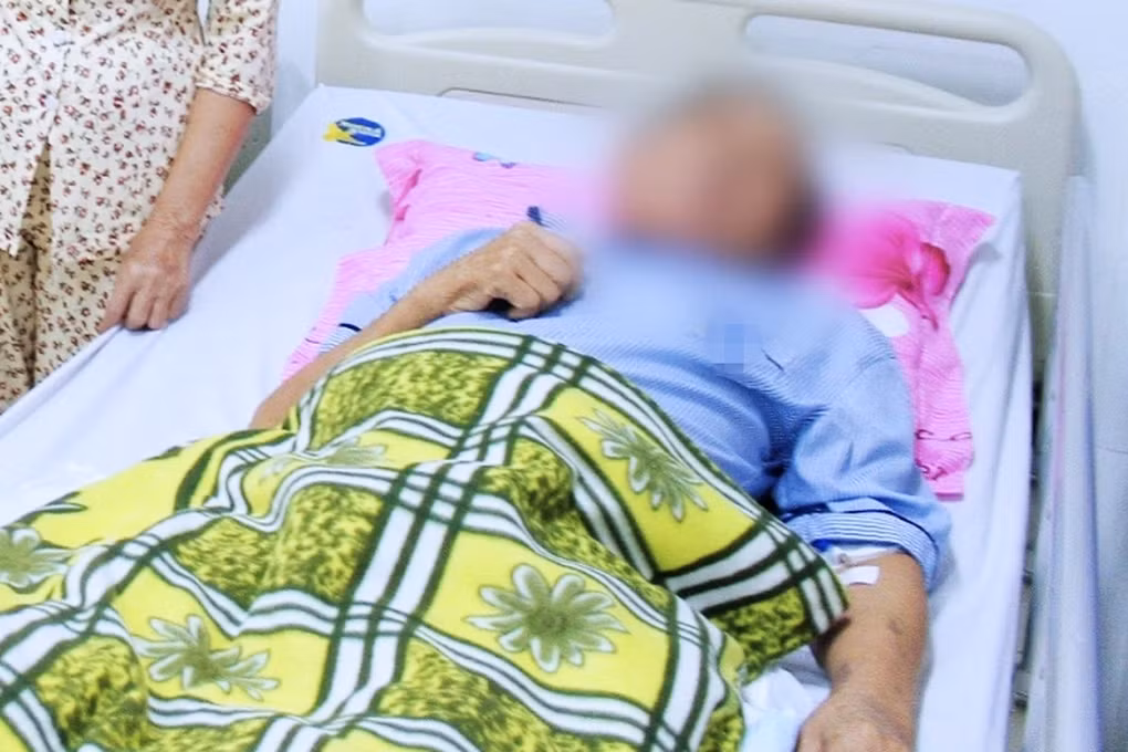 Lội bùn, người đàn ông bị vi khuẩn lạ “ăn” từ chân lên bụng - Hình 2 Loi bun, nguoi dan ong bi vi khuan la “an” tu chan len bung-Hinh-2