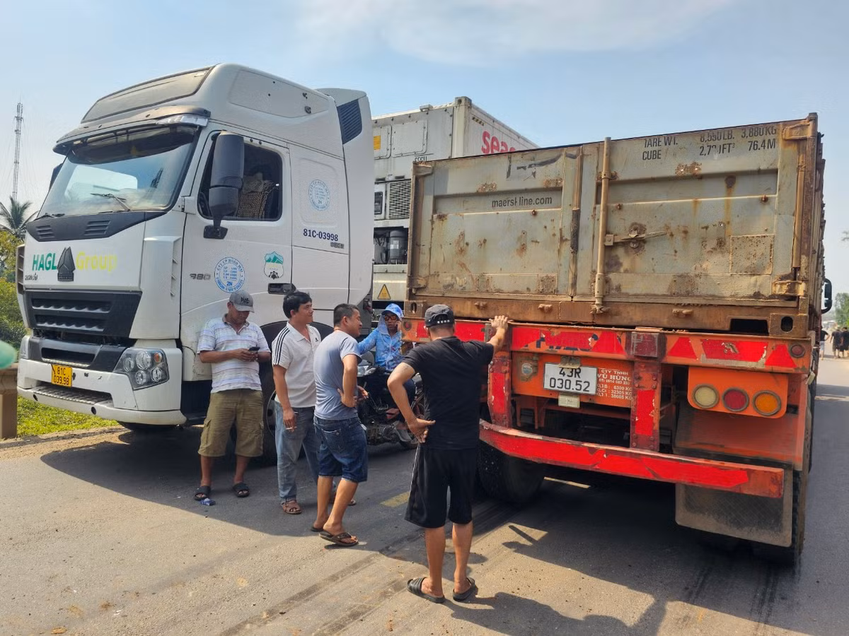 Đây là đoạn đường rất đông các xe tải hạng nặng lưu thông.