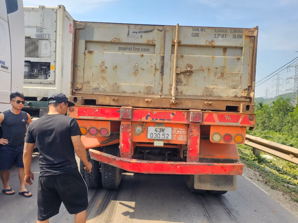 Các tài xế xuống xe trao đổi trong lúc đợi lực lượng chức năng đến hiện trường giải quyết, phân luồng điều tiết giao thông.