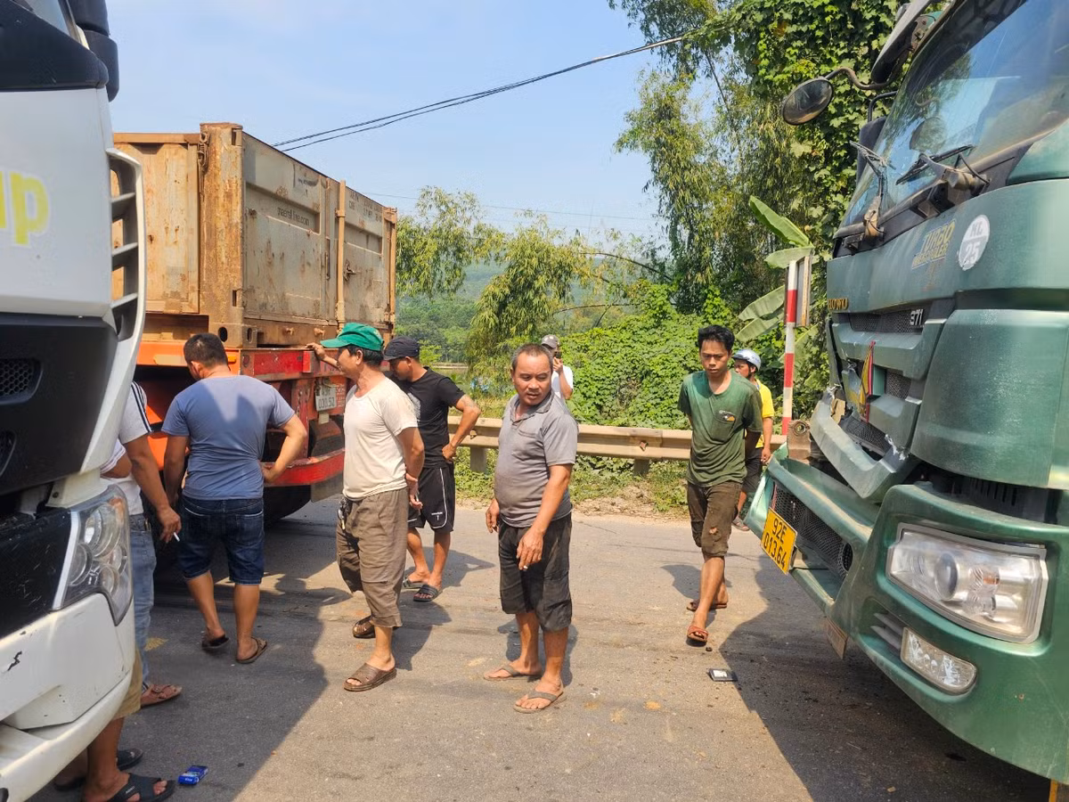 Tuy nhiên, vụ va chạm xảy ra tại khu vực cầu đã khiến giao thông trên tuyến Quốc lộ 14B bị ách tắc.