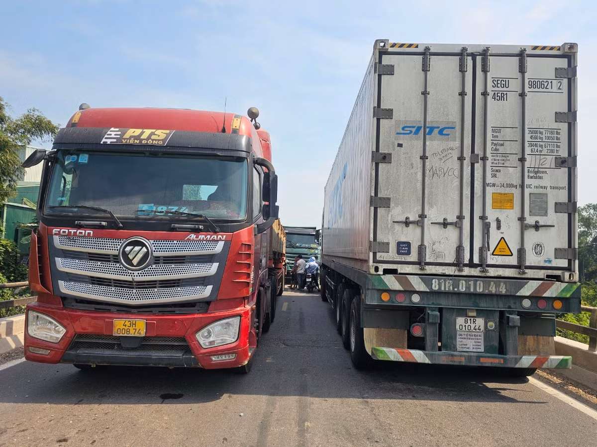 Hai xe tải mang biển kiểm soát của Đà Nẵng và Quảng Nam đang lưu thông cùng chiều bất ngờ xảy ra va chạm.