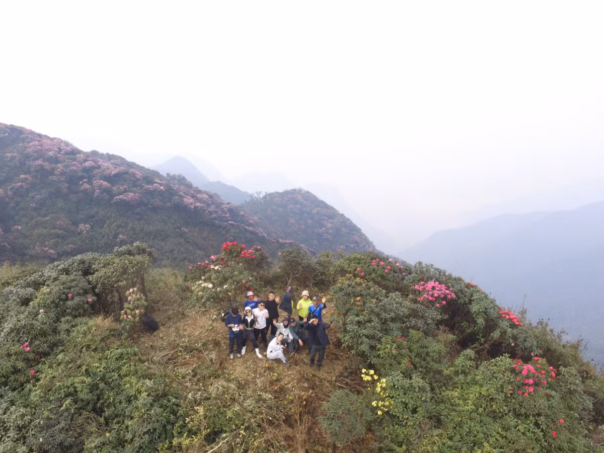Nằm trong dãy Hoàng Liên Sơn, Pu Ta Leng được coi là ngọn núi cao thứ 3 ở Việt Nam với vẻ đẹp hoang sơ và kì vĩ, nơi đây đã thôi thúc bước chân của biết bao người có niềm đam mê xê dịch. Tuy nhiên, cung đường để chinh phục đỉnh Pu Ta Leng được nhận định là khá hiểm trở, đòi hỏi người chinh phục phải có sức khoẻ và bản lĩnh.