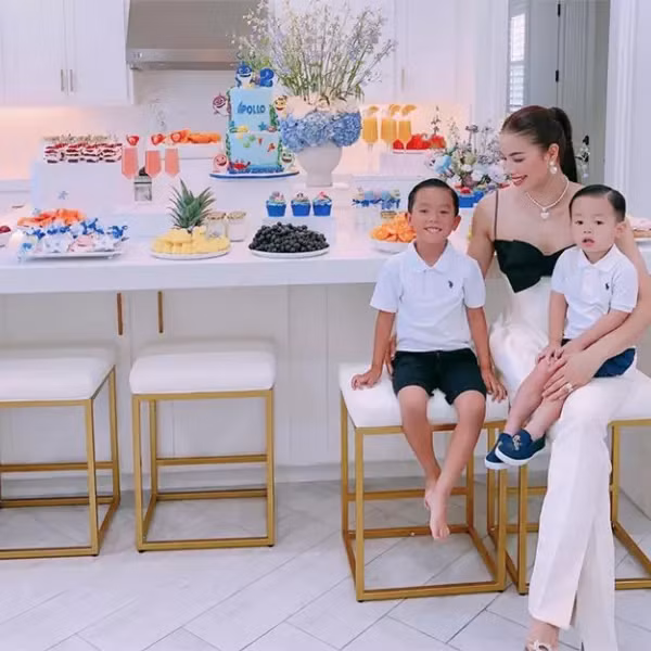 Hoa hậu Phạm Hương có 6 năm hôn nhân với chồng đại gia, kể từ đây, cô không vấn vương showbiz. Ở Mỹ, người đẹp Hải Phòng sống trong biệt thự sang trọng, đi siêu sang và sở hữu bộ sưu tập hàng hiệu hoành tráng. Mới đây, Phạm Hương còn khoe được chồng mua biệt thự siêu sang mặt sông.
