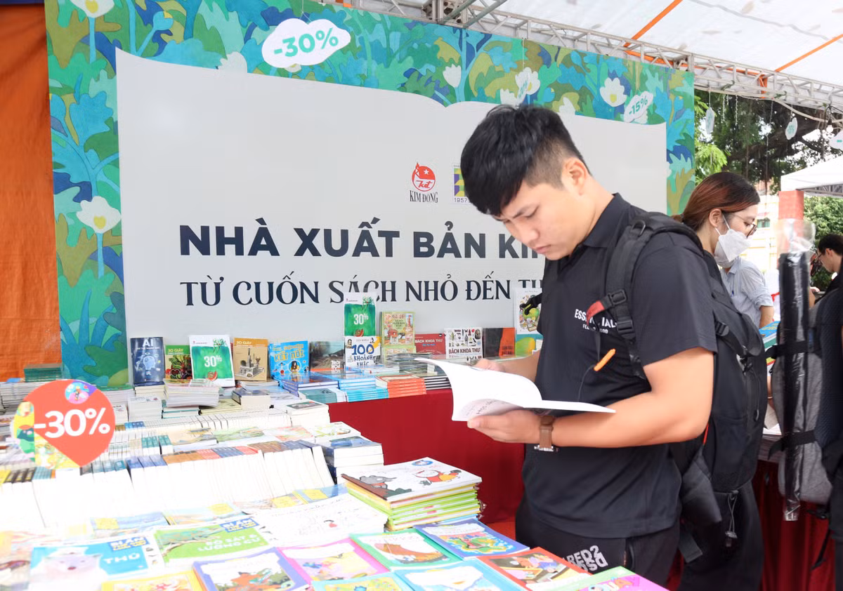  Hội Sách Hà Nội là sự kiện văn hóa đặc biệt của Thủ đô, được tổ chức thường niên từ năm 2014, đúng vào dịp kỷ niệm Ngày Giải phóng Thủ đô. Sau 2 năm gián đoạn vì đại dịch Covid-19, Hội Sách Hà Nội lần thứ VII - năm 2022 được tổ chức nhằm tạo không khí vui tươi, phấn khởi phục vụ nhân dân và du khách.