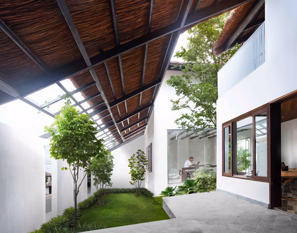 Tường được bao phủ bởi hai lớp đất sét bao gồm lớp cách nhiệt sinh thái. Ảnh: Sơn Vũ
