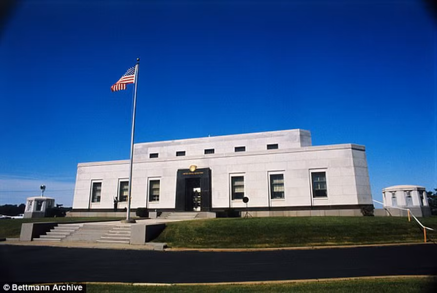 Nằm trên khu đồi thuộc bang Kentucky (Mỹ) phía ngoài là căn cứ quân sự, hầm vàng Fort Knox được xem là kho chứa vàng lớn nhất thế giới. Ảnh: Bettmann Archive