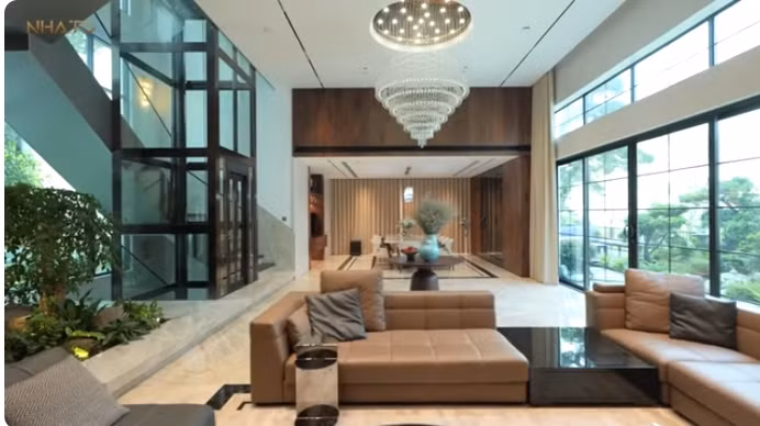 Bên trong nhà vô cùng thoáng đãng nhờ trần cao hơn 4 mét và hệ thống cửa kính cách âm lớn. Ảnh chụp màn hình NhaTo
