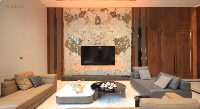 Không gian phòng khách ấm cúng bộ sofa lớn. Ảnh chụp màn hình NhaTo
