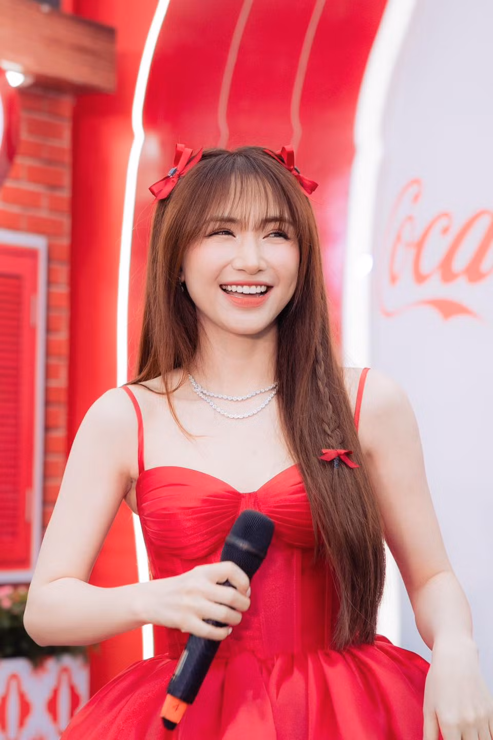 Vừa qua, Hòa Minzy ủng hộ 500 triệu, góp phần giúp nhiều người vượt qua giai đoạn khó khăn sau bão. Ngoài ra, nữ ca sĩ còn đóng góp doanh thu bán hàng từ 14/9 đến 20/9 để ủng hộ người dân chịu ảnh hưởng từ bão số 3. Ảnh: FBNV