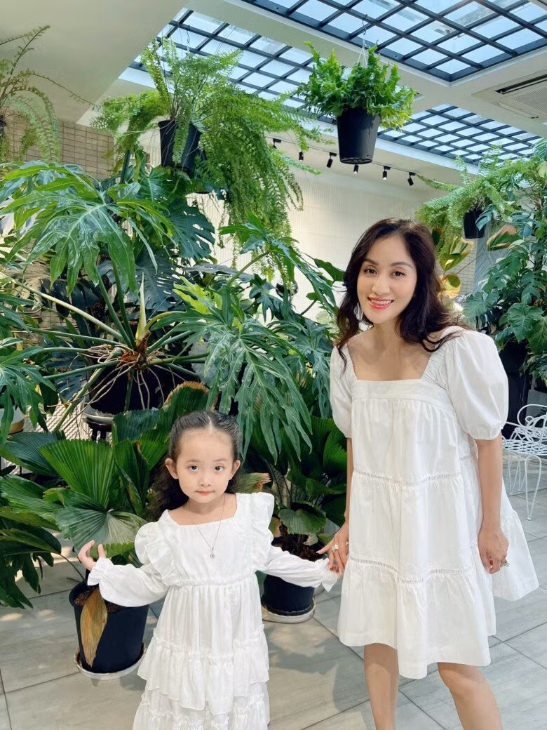 Khu vườn được bao phủ bởi nhiều loại cây độc đáo như trầu bà lá xẻ, dương xỉ, cọ lá lớn... Ảnh: FBNV