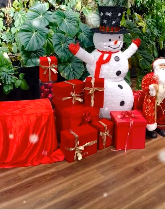 Sân vườn trong nhà Khánh Thi - Phan Hiển đã được trang trí Noel lộng lẫy nhưng vẫn giữ nguyên vẻ tự nhiên của lớp cây xanh. Ảnh chụp màn hình