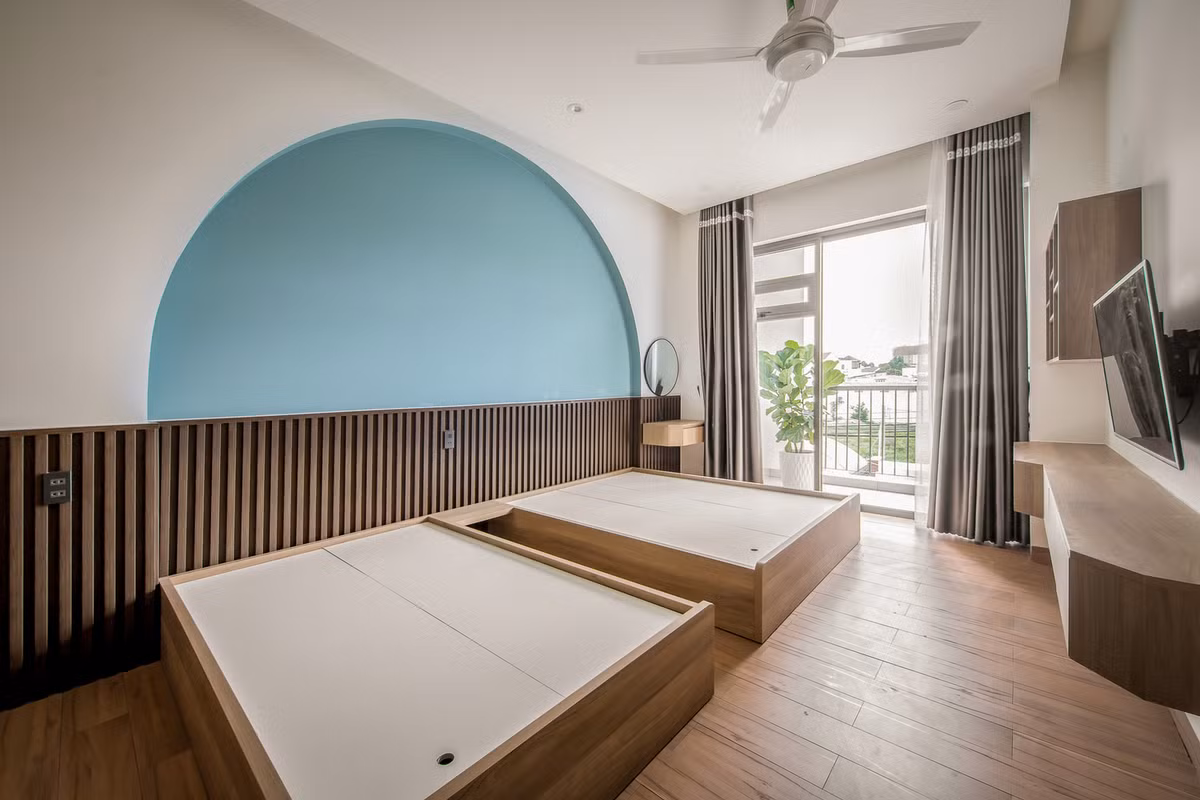 Phòng ngủ mang vẻ tinh tế và yên bình nhờ vào những gam màu trung tính và nội thất đơn giản. Ảnh: Minq Bui