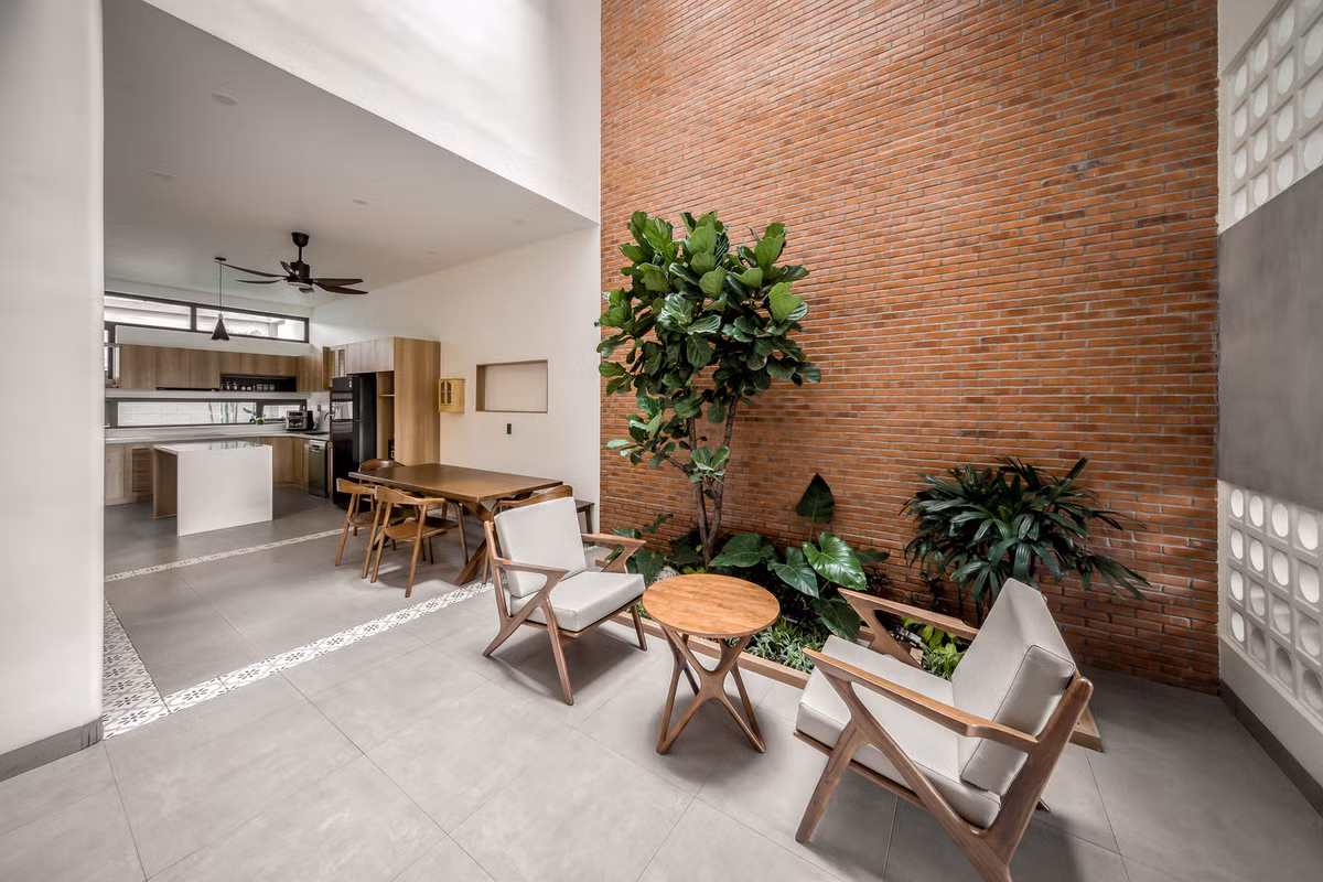 Tầng trệt là một không gian mở do không có quá nhiều vách ngăn phân chia các khu vực. Nhờ đó tạo ra sự kết nối giữa các không gian cũng như giữa các thành viên với nhau. Ảnh: Minq Bui