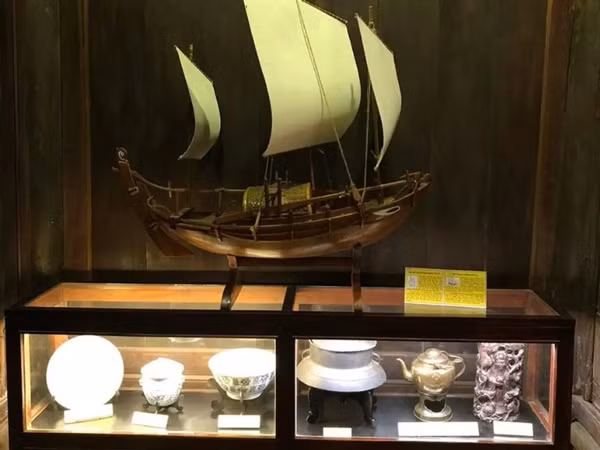 Bên trong nhà cổ Tấn Ký còn lưu giữ nhiều cổ vật vô giá như bình điếu bát, bình rượu, ấm trà độc ẩm, bình Tỳ bà, bình gốm Chu Đậu... vơi tuổi đời hàng thế kỷ. Ảnh: Traveloka