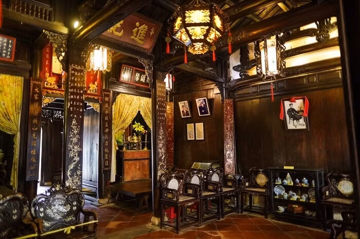 Chất liệu xây dựng chủ yếu của căn nhà là gỗ quý như gỗ lim làm kèo và sườn, gỗ mít cho các cánh cửa, và gỗ kiền kiền cho nội thất. Ảnh: Traveloka