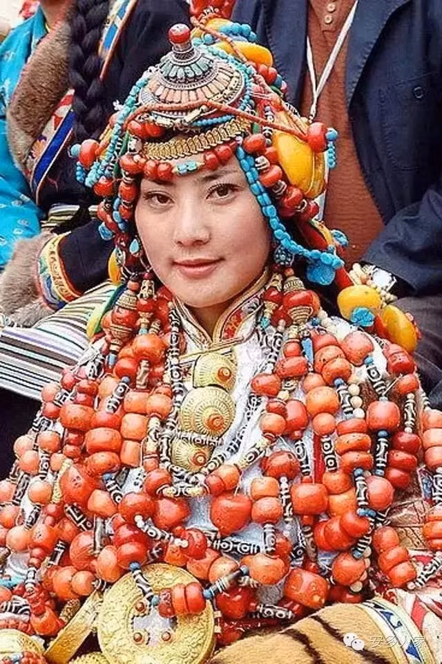 Đồ trang sức của bộ tộc Khampa rất cầu kỳ và rực rỡ. Phụ nữ thường đội mũ, đeo vòng cổ đính đá hổ phách, ngọc lam, san hô và vàng, bạc. Ảnh: Xinhua