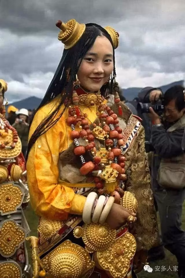 Đáng chú ý, không nhất thiết phải là lễ hội, ngay cả những ngày thường người Khampa ở Tây Tạng cũng rất thích trưng diện đồ xa xỉ, đeo vàng nặng trĩu kín người. Ảnh: Chinanews