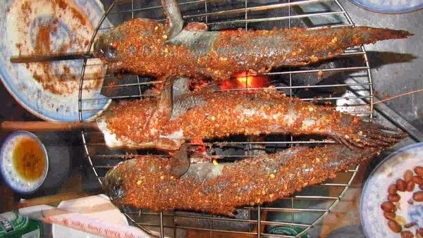 Sau đó, cá có thể ướp thêm gia vị hoặc để không trước khi phơi nắng hay cho vào lò sấy. Ảnh: PhunuVietNam