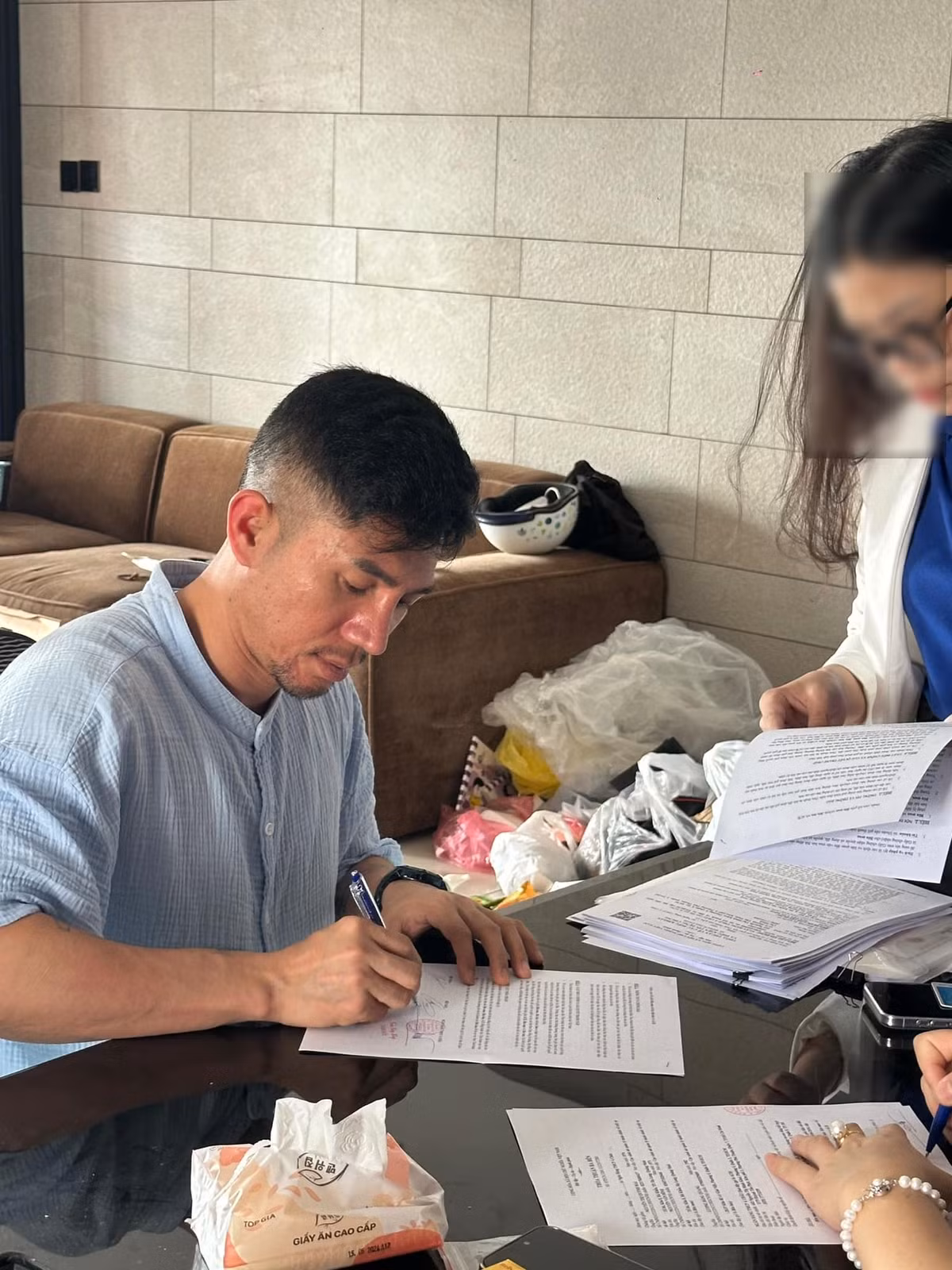 Sau nhiều năm hoạt động nghệ thuật với vai trò nhạc sĩ kiêm ca sĩ, Lương Bằng Quang được cho là sở hữu khối tài sản đáng mơ ước. Nhưng mới đây, Lương Bằng Quang vừa rao bán căn nhà đã mua cách đây 8 năm vì lý do kẹt tiền. Ảnh: ĐSPL