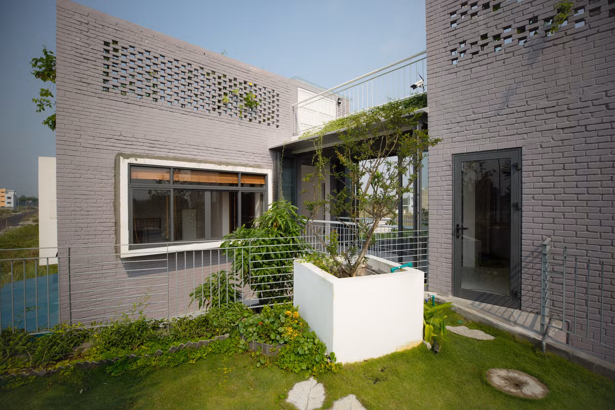Gia chủ mong muốn có một ngôi nhà hiện đại nhưng vẫn giữ được những tín ngưỡng đơn giản và truyền thống. Đây thực sự là một thách thức với kiến trúc sư khi phải kết hợp lối sống nông thôn và hiện đại. Ảnh: Ho Khue Architects