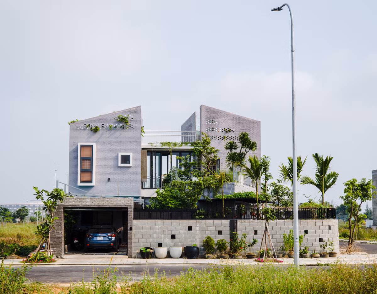 Nằm giữa cánh đồng xanh của vùng ngoại ô thành phố Đà Nẵng, ngôi nhà được xây dựng cho gia đình 3 thế hệ. Ảnh: Ho Khue Architects