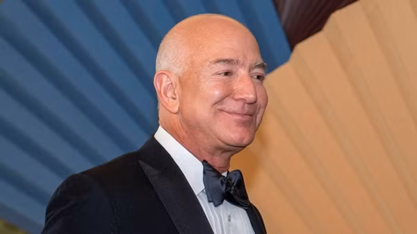Tỷ phú Jeff Bezos cũng vừa kiếm được 3,25 tỷ USD trong ngày bầu cử của nước Mỹ. Theo Forbes, tổng giá trị tài sản ròng của ông Jeff Bezos hiện đạt 223,5 tỷ USD. Ảnh: CNN