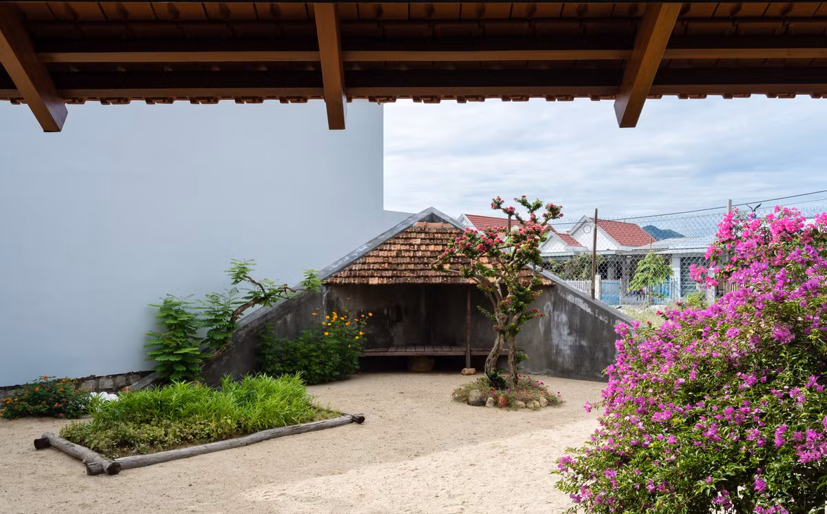 Khu vực sân trong không được trải bê tông hay gạch lát, thay vào đó là một tấm thảm cát giống như một bãi biển thu nhỏ. Ảnh: Quang Dam