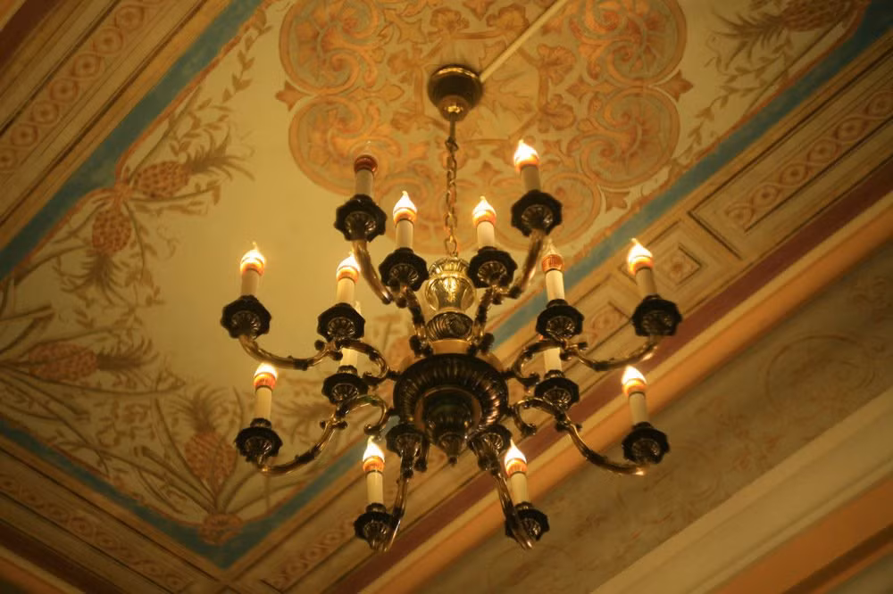 Đèn chùm lộng lẫy nhập khẩu từ Pháp. Ảnh: Qpdesign