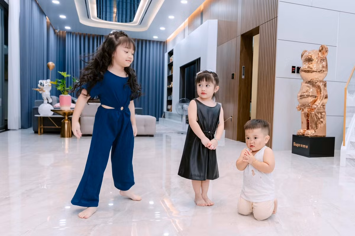 Phòng khách rộng rãi cho các con thoải mái nô đùa. Ảnh: FB Lê Dương Bảo Lâm