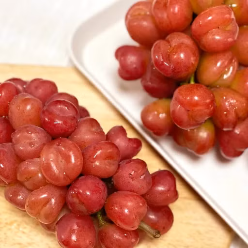 Loại nho "quý tộc" này có mùi thơm hơn nho sữa Nhật Bản, kèm vị ngọt đậm nhưng không tạo cảm giác gắt cổ ở hậu vị... Ảnh: Premium Korean